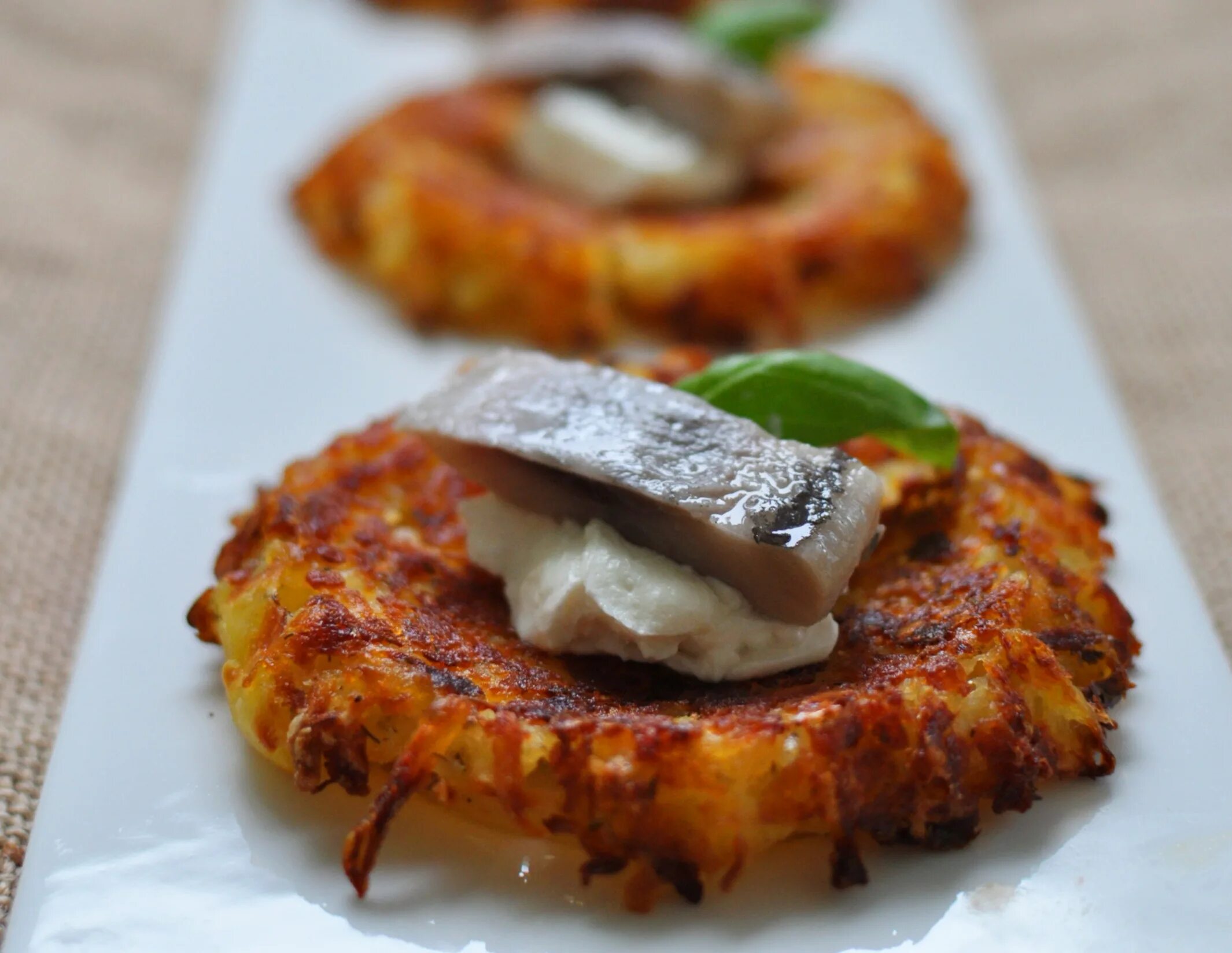 Решти из картофеля по швейцарски. Швейцарские решти картофельные рёшти. швейцария блюда национальные решти. рёшти из картофеля швейцария. швейцарская кухня рёшти.