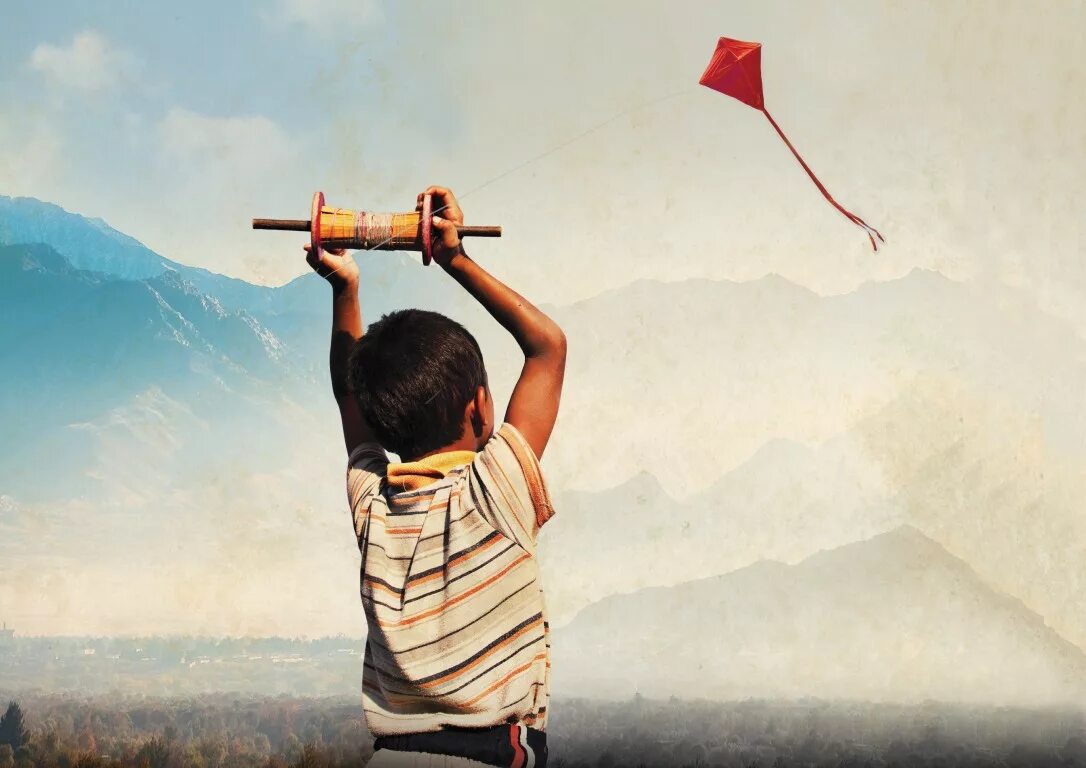 Kite runner. Khaled hosseini the kite runner. бегущий за ветром the kite runner. мальчик бегущий за ветром. бежит за воздушным змеем.