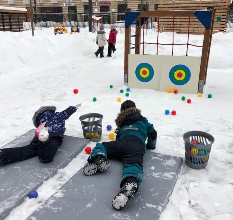 Зимние спортивные игры в детском саду. Зимние игры в школе. Игры на свежем воздухе для детей зимой. День спортивных игр. Спортивные соревнования зимой в детском саду.