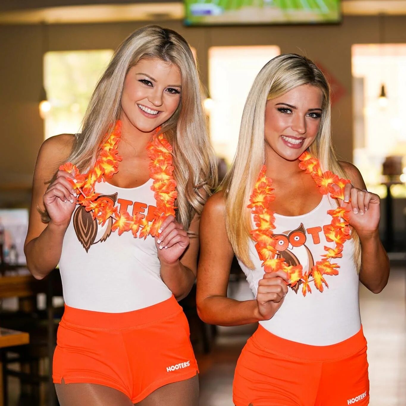 Хутерс бар в америке. Хутерс герлз. Хутерс в америке. Hooters jessica. Hooters девушки.