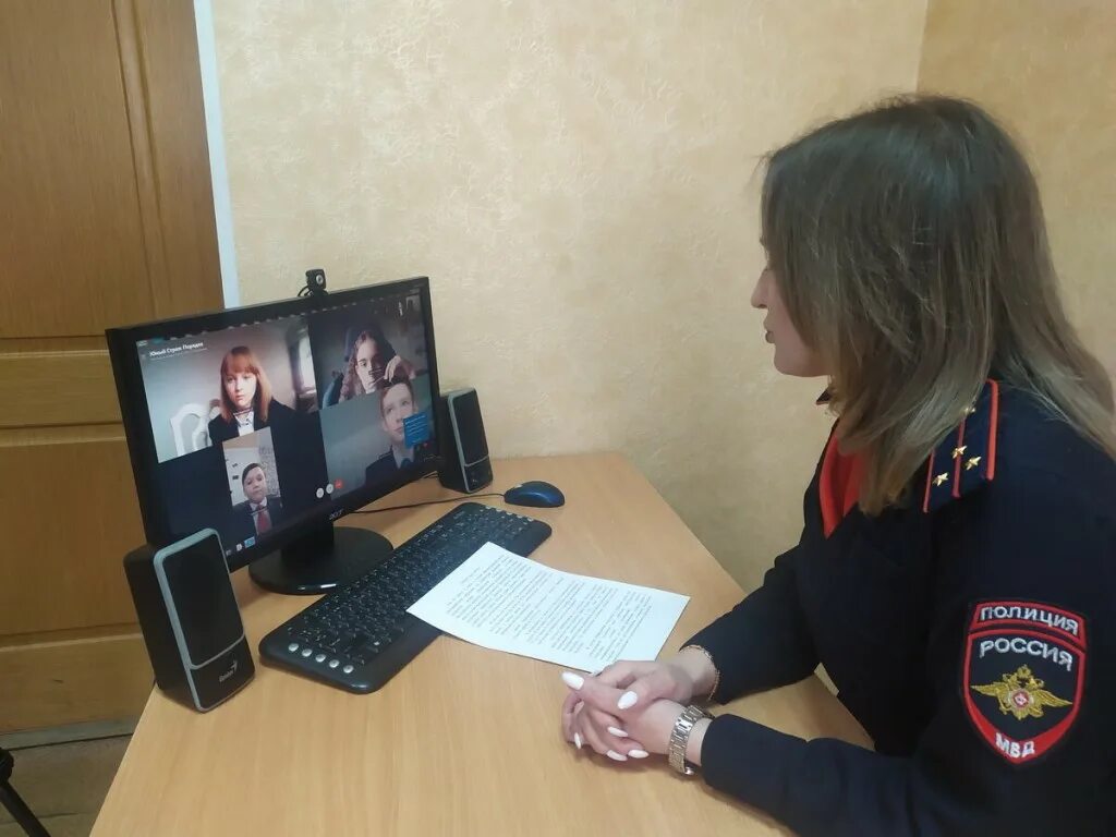 Управление по делам несовершеннолетних. Полицейский в школе. Инспекторы пдн стрельба. Сотрудники пдн. По делам несовершеннолетних.