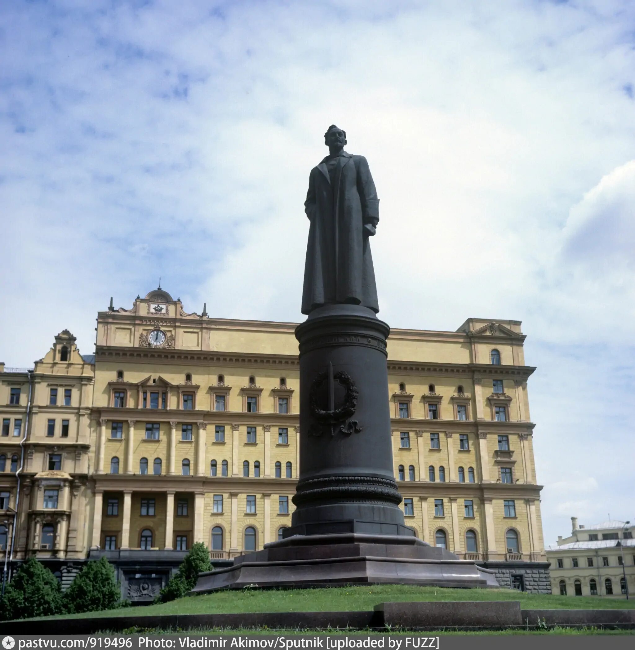 Памятник Дзержинскому на Лубянке. Памятник Феликсу Дзержинскому на Лубянской площади. Памятник Феликсу Дзержинскому. Работник лубянки 6 букв