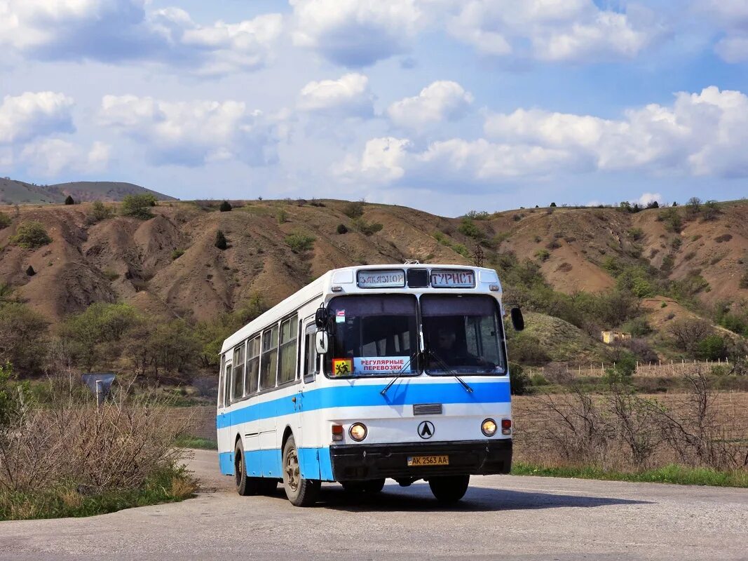 Автобус крымчане. ЛАЗ 4202 Ялта. Симферополь ЛАЗ. ЛАЗ 42021. Автобус Крым.