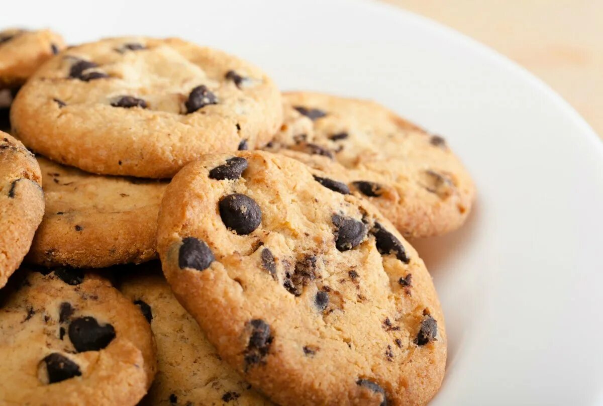 американское шоколадное печенье кукис. американские печеньки с шоколадом. печеньки с шоколадом. американские печеньки с шоколадом. американское шоколадное печенье.