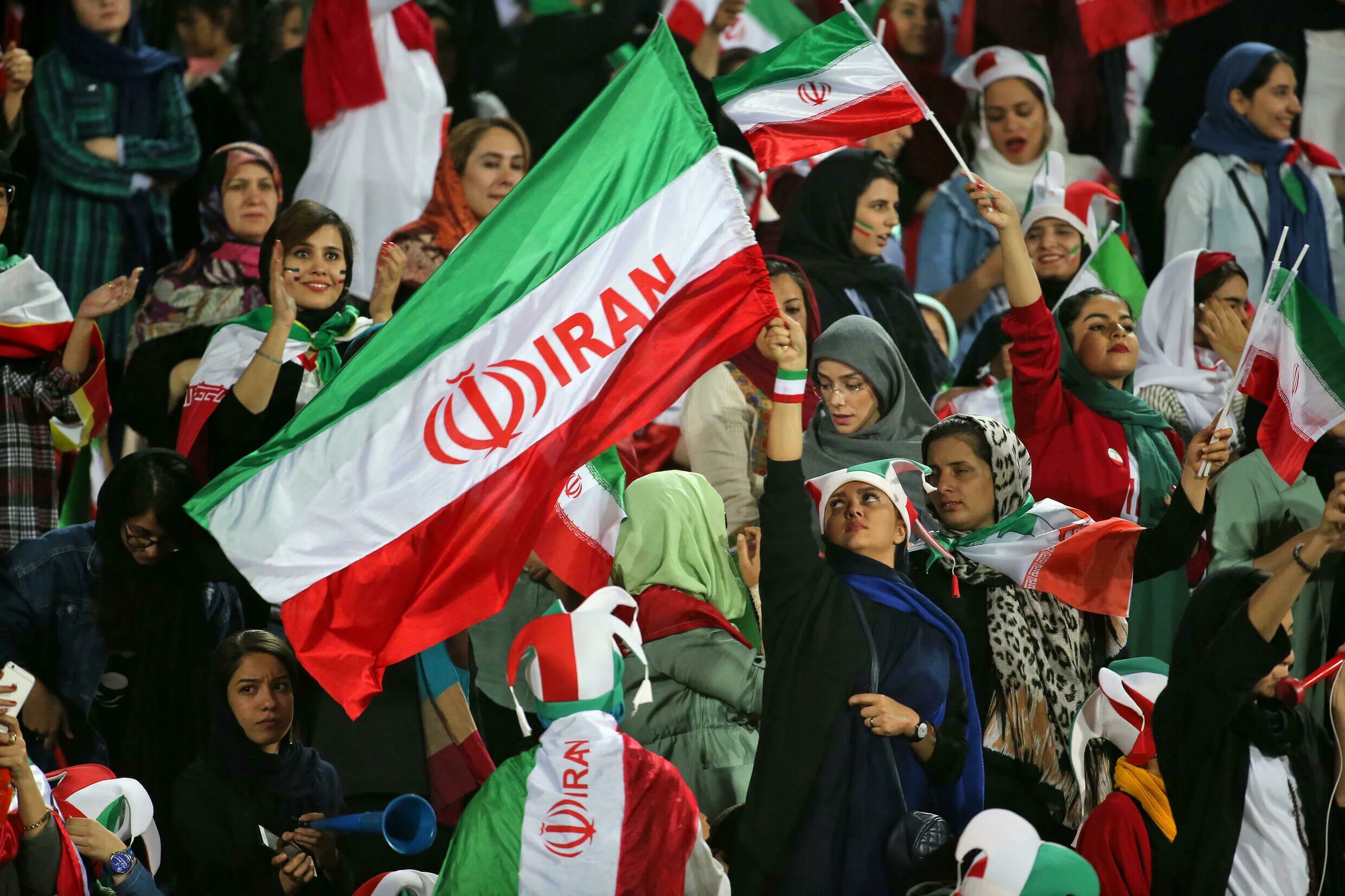 Иран и иранцы и иранки. Иран женщины 2022. Иран Иран 2022. Исламская Республика Иран население.