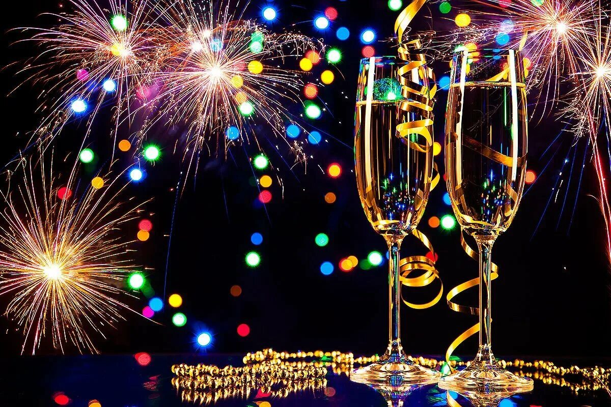 Днем рождения новогоднее. Шампанское новый год. Бокалы с шампанским фейерверк. Шампанское салют. Бокалs шампанского и салют.