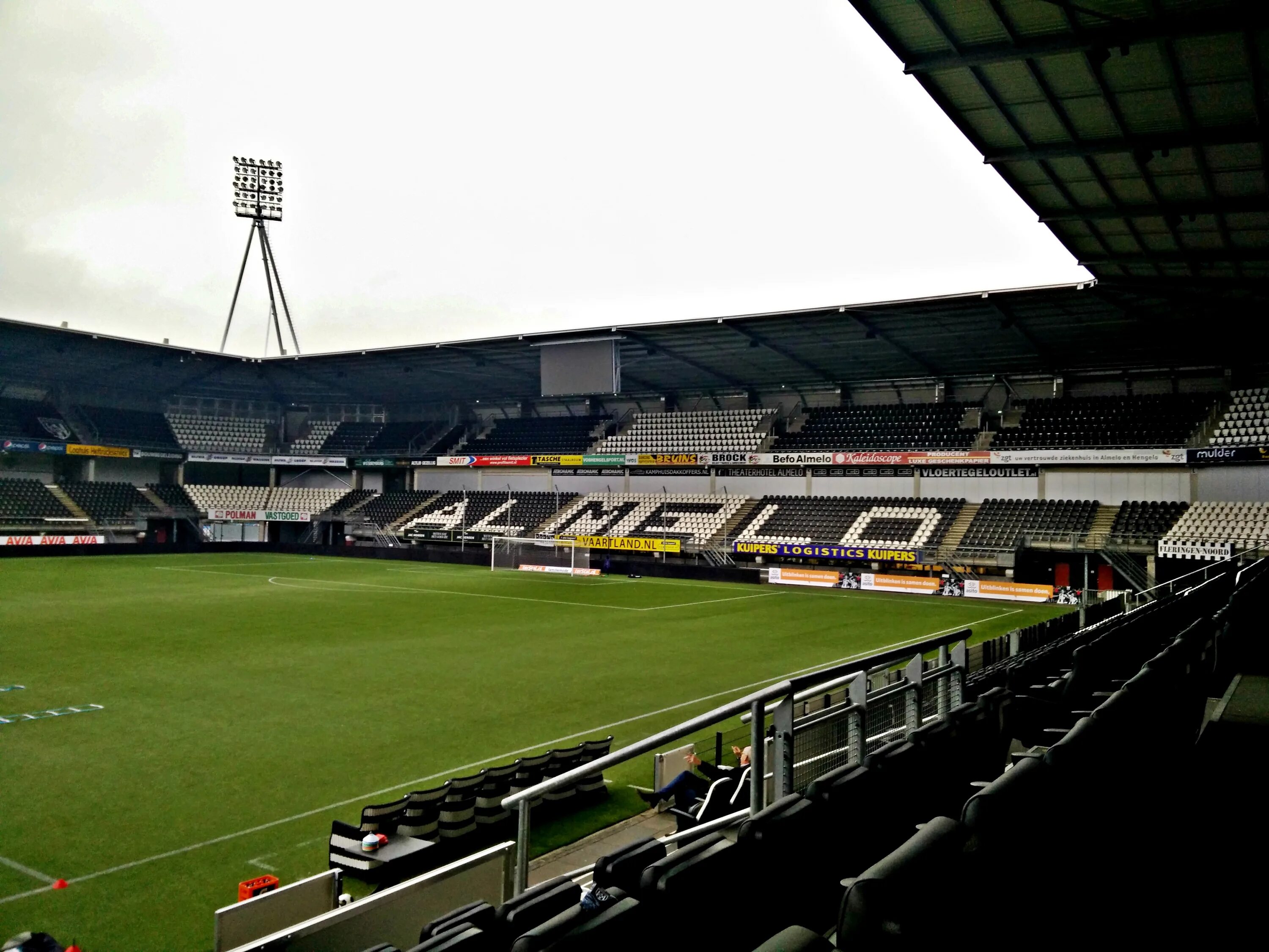 Утрехт хераклес прогноз. Стадион Heracles Almelo. Стадион ФК Хераклес. Almelo Нидерланды. Gradski Stadion (Nikšić) ФК Сутьеска.