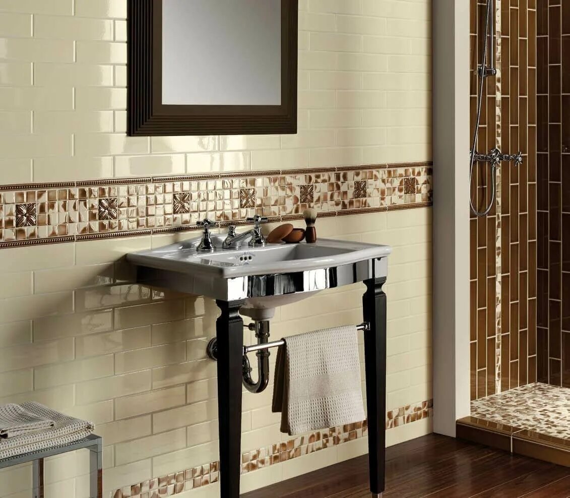 Сочетание плитки керамической с мозаикой. Мозаика комбинация с плиткой. Сочетание плитки с мозаикой в ванной. Комбинированная плитка в ванной.