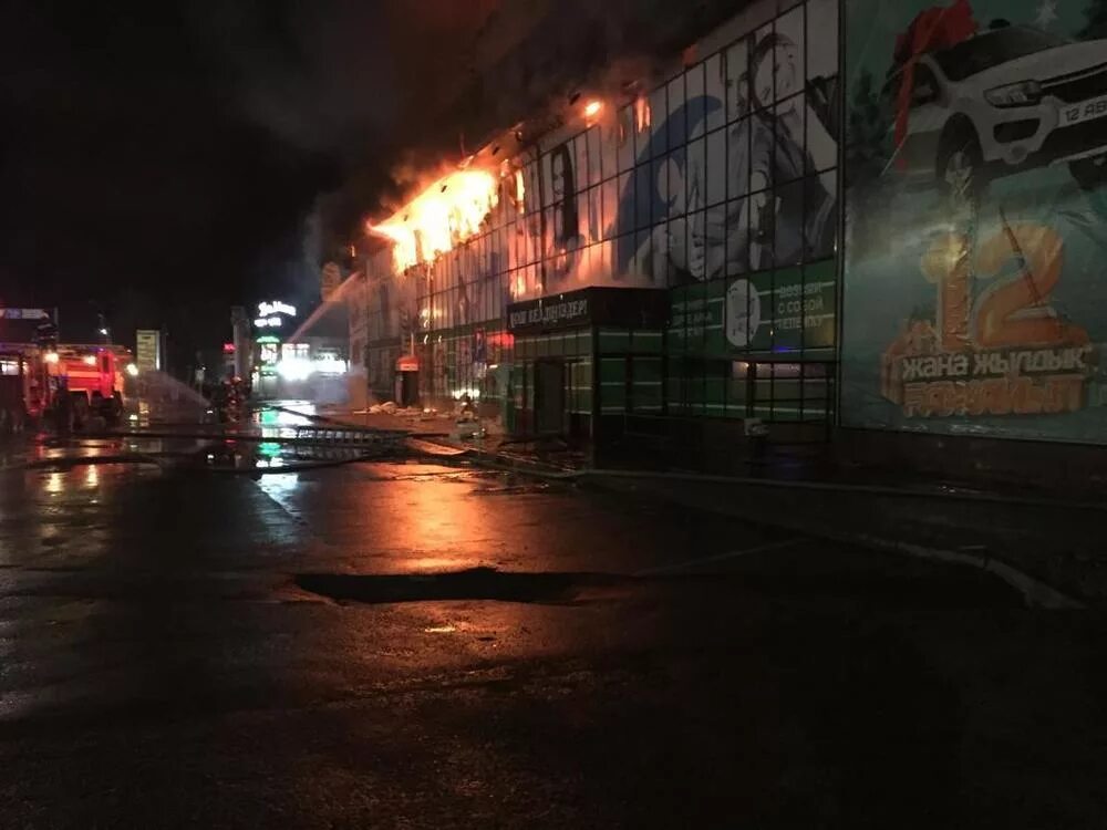 Тараз сегодня. Пожар в супермаркете. Супермаркеты горят. Пожар в крупном супермаркете Макеевки. Сгоревший грузовик Шымкент Тараз.