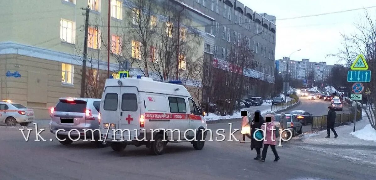 Мсч 5 полярный. Скорей в мурманске. Скорей в мурманске. Гобуз станция скорой медицинской помощи мурманск. Парня заталкивают в скорую.