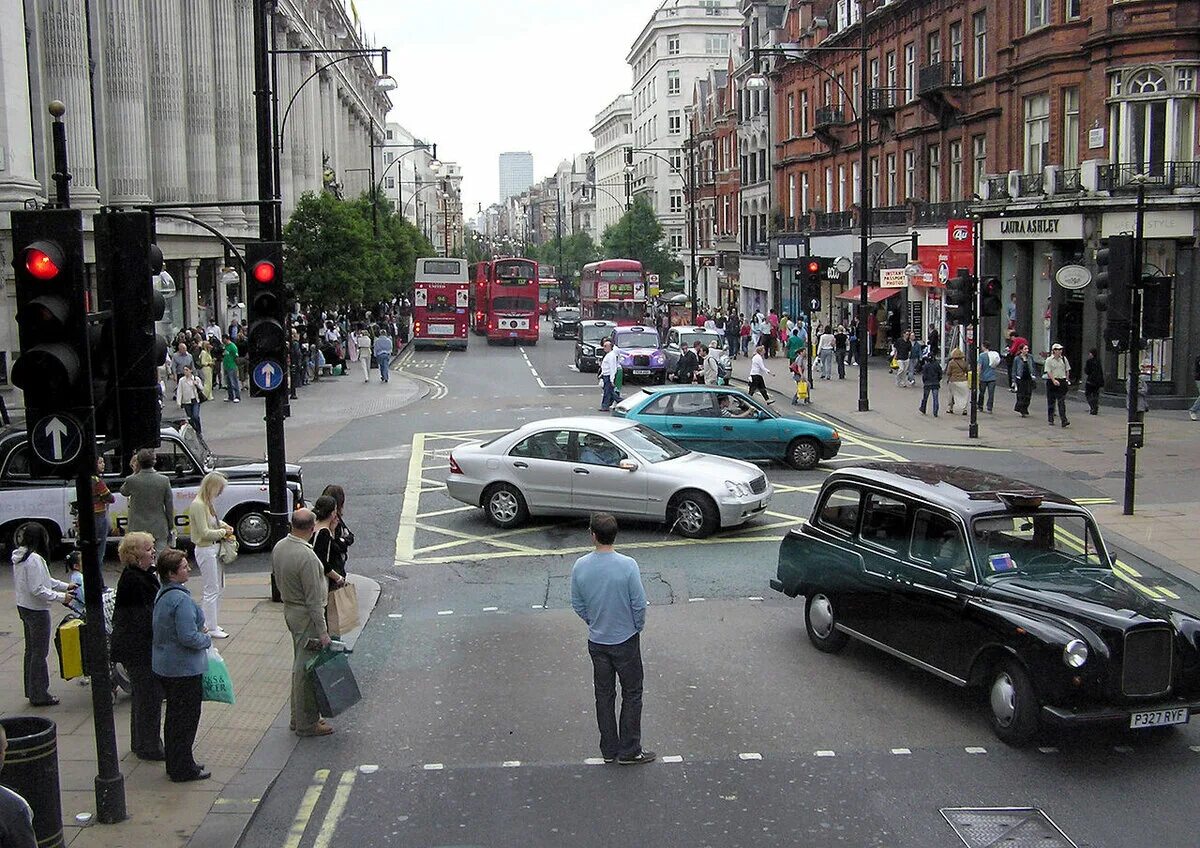 Оксфорд-стрит в Лондоне. Люди и машины на улице. Машины на улицах города. Город люди машины.