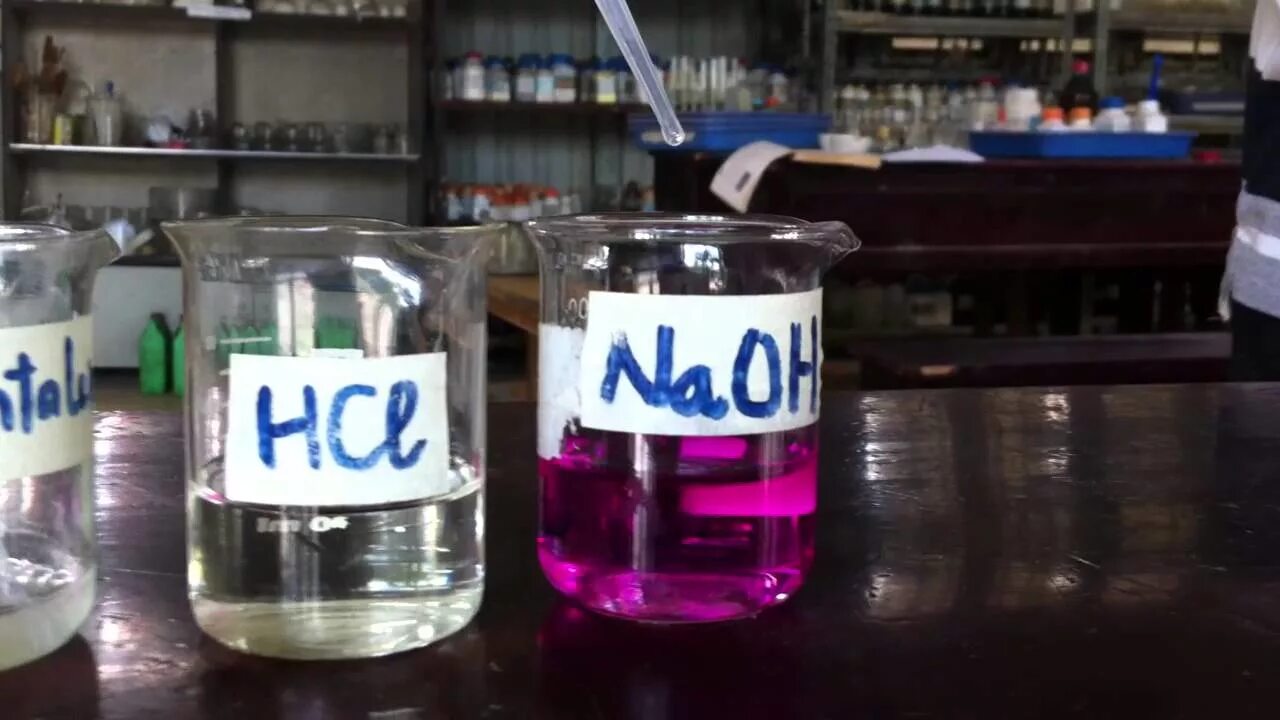 Hcl форма. Раствор HCL. NAOH раствор. Молекула HCL. HCL В банке.