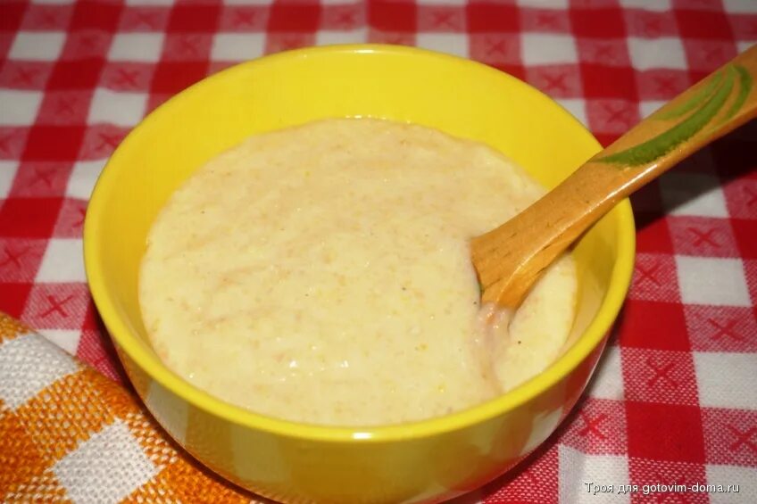 Кукурузная каша с сулугуни. Полента из кукурузной муки. Полента на белом фоне. Палка для мамалыги. Каша кукурузная мука.
