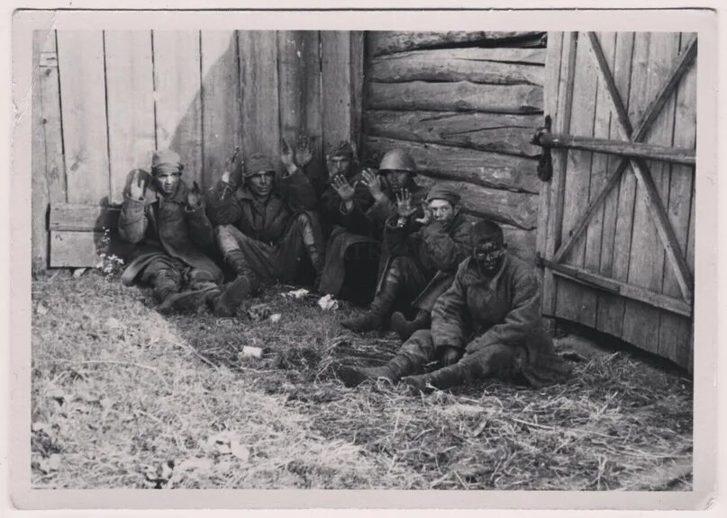 Военнопленные красноармейцы 1941. Пленные советские солдаты 1941. Фото плена. Вяземский котел 1941 лагерь военнопленных. Советские военнопленные 1944.