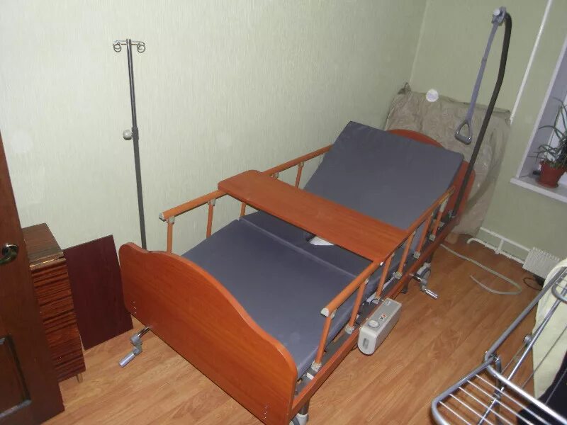 Хостел для лежачих больных доброта. Кровать для инвалидов. Кровать для лежачих больных. Кресло кровать для лежачих больных. Многофункциональная кровать для лежачих больных с туалетом.