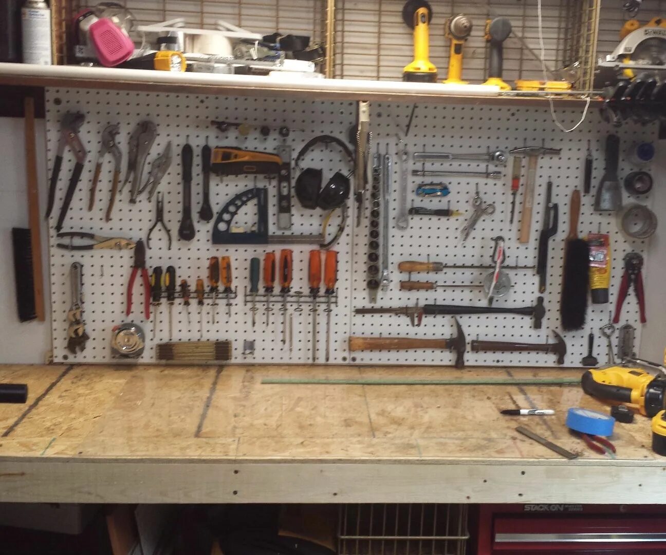 В феврале в мастерской. Верстак Woker WB 1500.024. Верстак в гараж. Верстак с инструментами в гараж. Стол для инструментов в гараж.