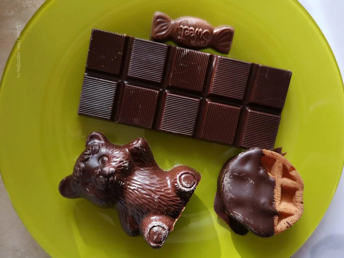 Поставь шоколад. Шоколадные вещи. Шоколадный Медвежонок. Шоколад медведь. Вещи из шоколада.