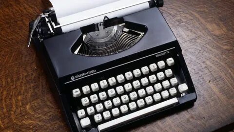 Пишущая машинка в работе