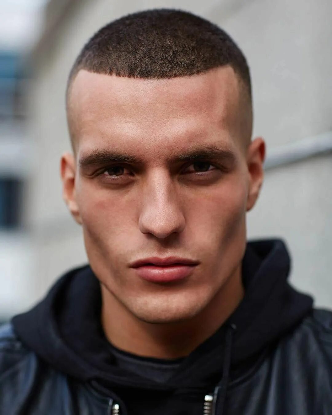 Fade line. Стрижка Buzz Cut 2020. Стрижка Buzz Buzz Cut. Мужские короткие стрижки Buzz Cut. Базз фейд.