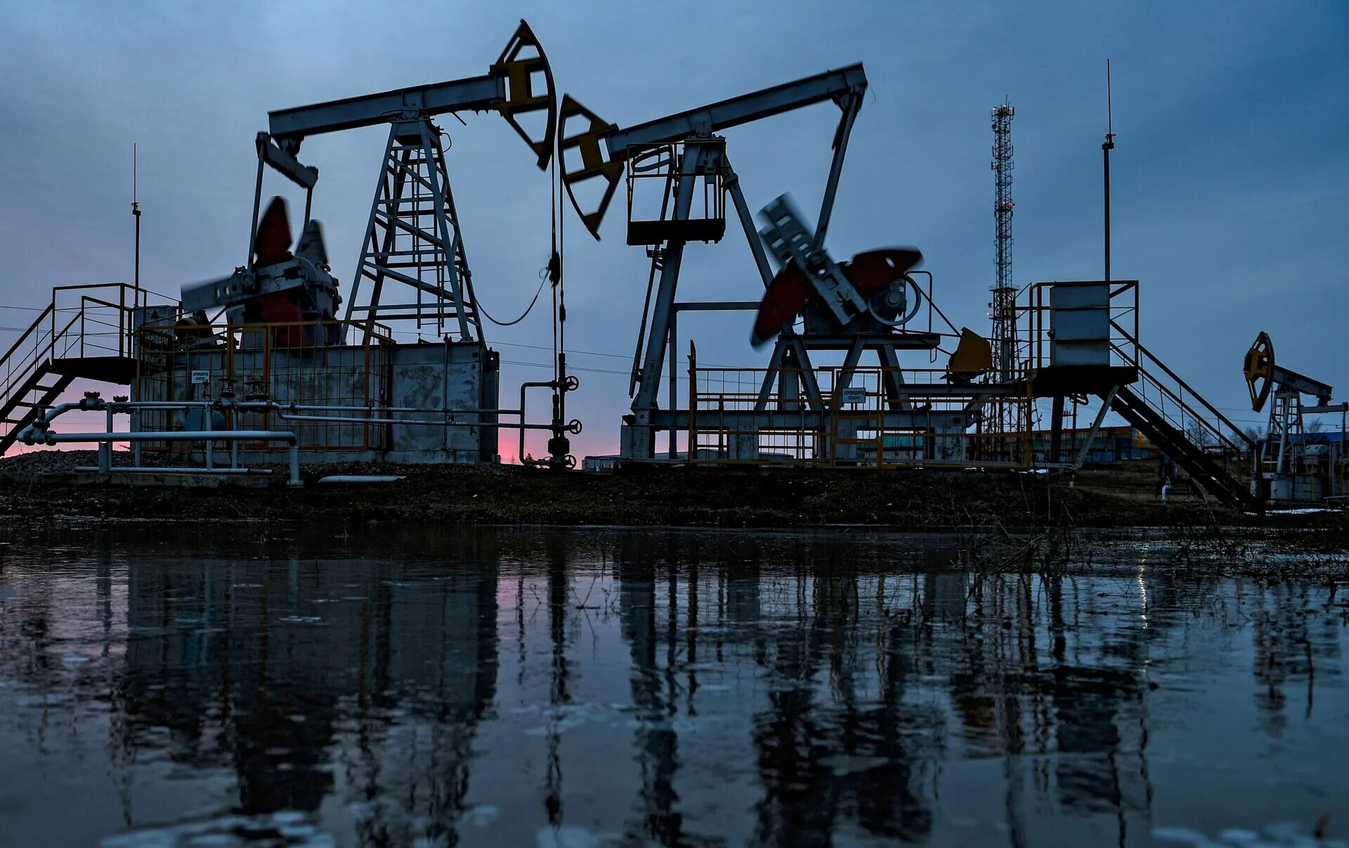 Нефтегазовая добыча. Погода нефтяная. Ytan. Месторождение дунга мангистауская область. Нефтяная вышка.
