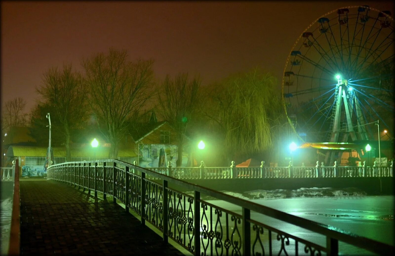 Черкесский парк. Город Черкесск парк зеленый остров. Черкесск парк зеленый остров ночью. Карачаево Черкесия зеленый остров. Зеленый остров Черкесск ночью.