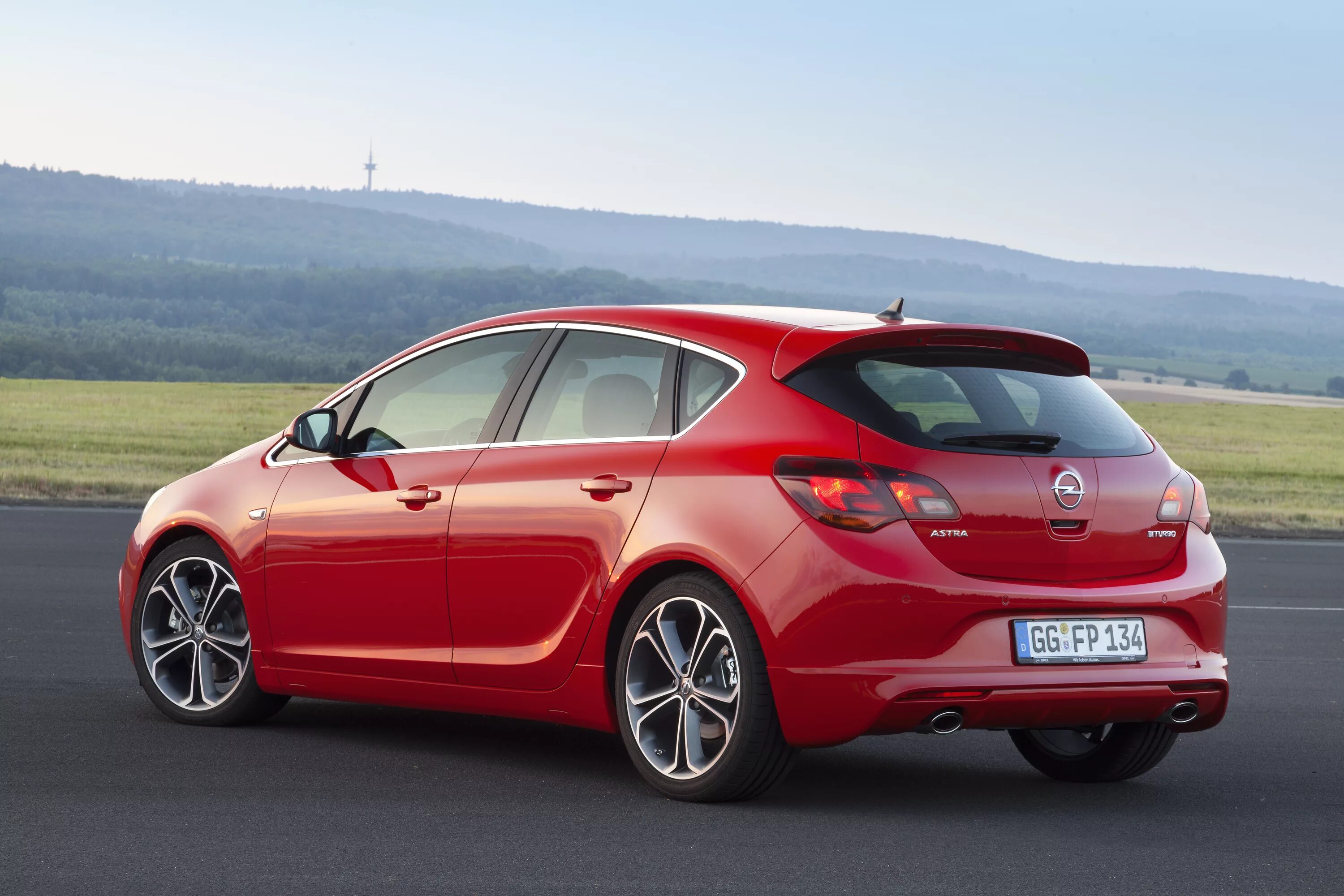 Opel Astra Turbo хэтчбек. Opel Astra 2013.