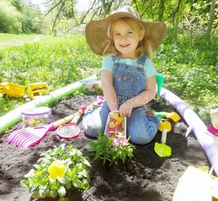Лето дети. Огород для детей. Малыши на даче. Фотосессия детей в саду.