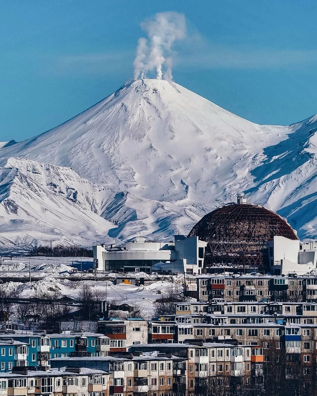 Петропавловск камчатский вулкан. Вулканы Камчатки Авачинская сопка. Авачинская сопка извержение. Петропавловск-Камчатский извержение вулкана. Авачинский вулкан Елизово.