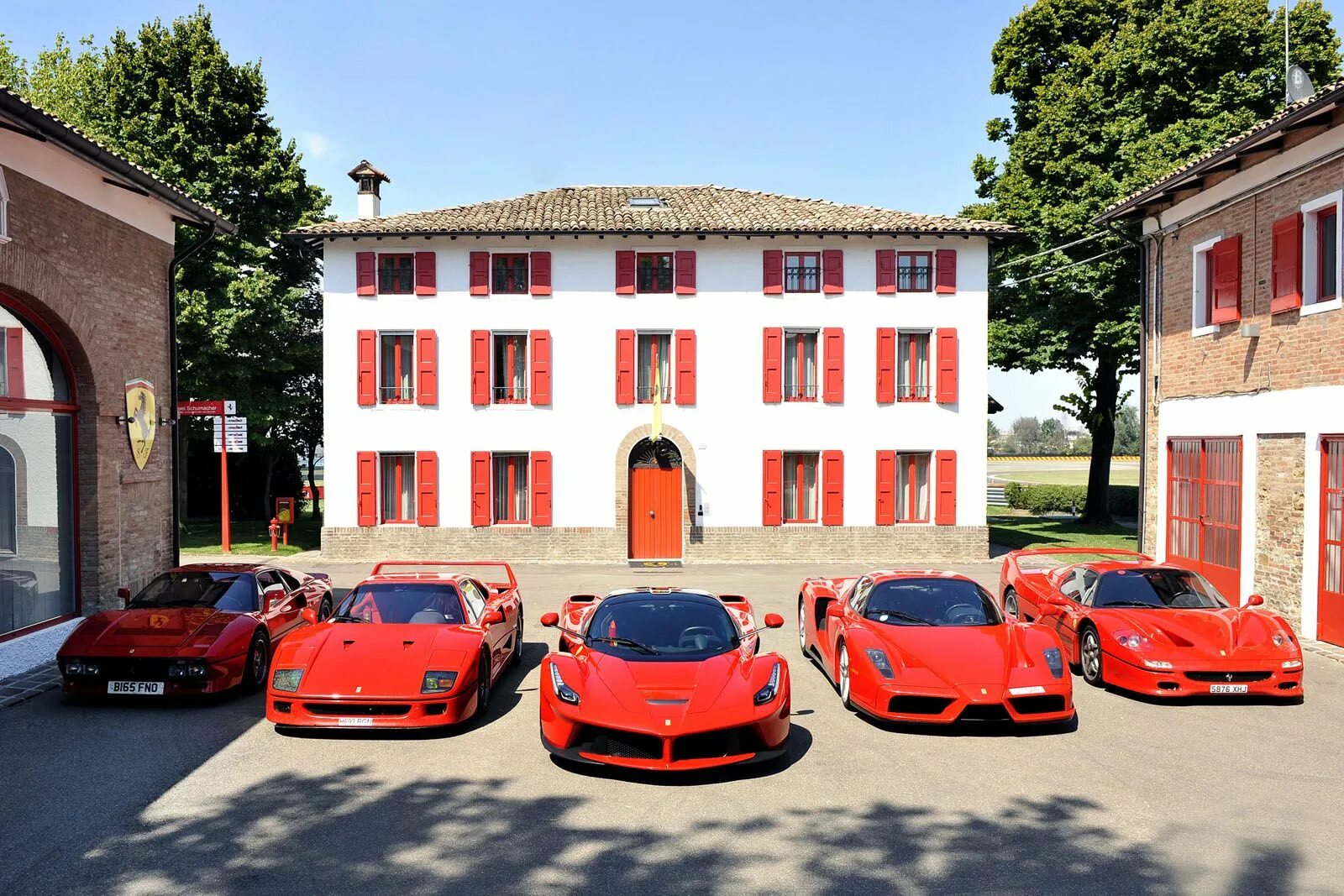 Ferrari group. Ferrari f40. Дом Энцо Феррари. Ferrari f50. Италия дворик Феррари.