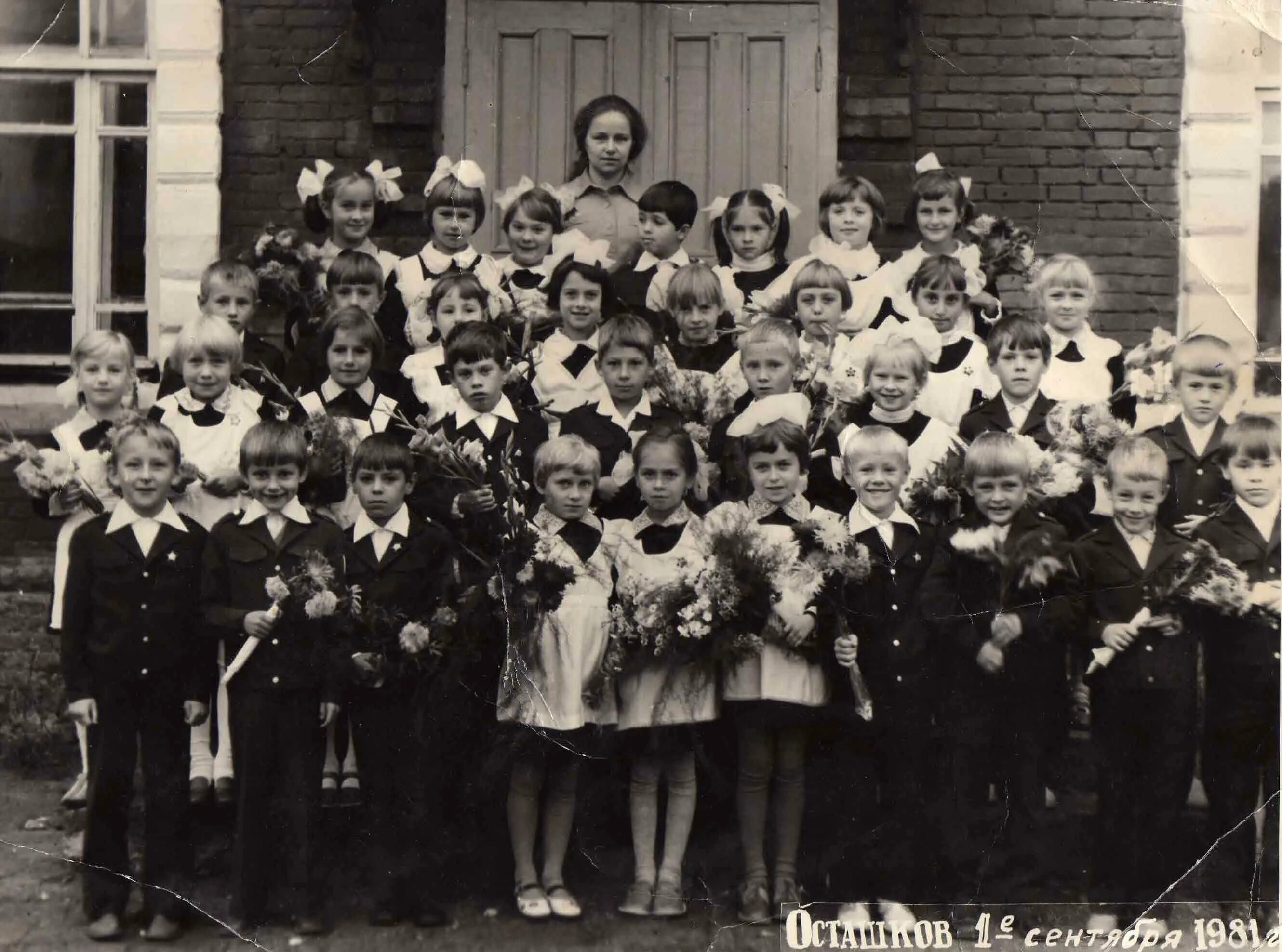 Одноклассники разных лет. Одноклассники разных лет. Школа 166 фото учеников с 1967 года. Одноклассники разных лет. Общее фото класса черно белое.
