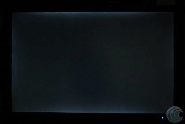 Экран правее. Темные полосы по периметру дисплея. Чёрный экран телевизора с подсветкой. Просветы на мониторе. При включении телевизора черный экран.