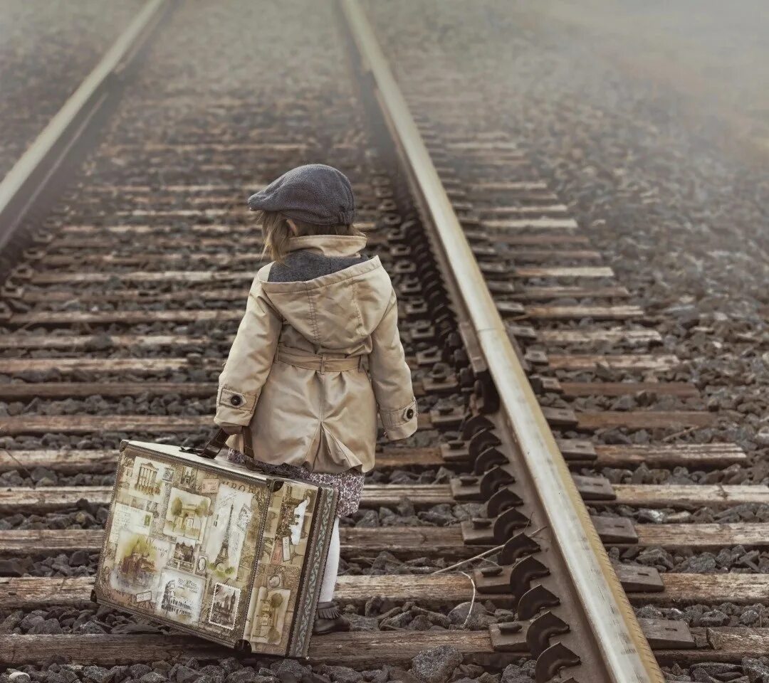 Жизнь нати. Мальчик с чемоданом на вокзале. Чемодан для детей. Фотосессия на железной дороге. Фотосессия с чемоданом на дороге.