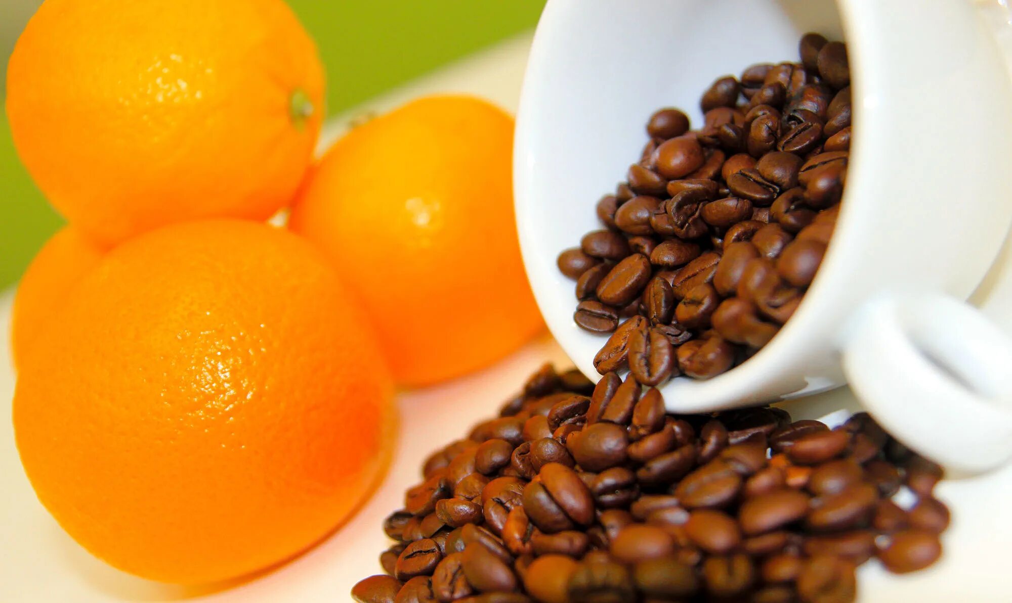 Кофе с апельсином. Антиоксиданты в кофе. Апельсин и кофейные зерна. Цитрусовый кофе. Витамины с кофе можно