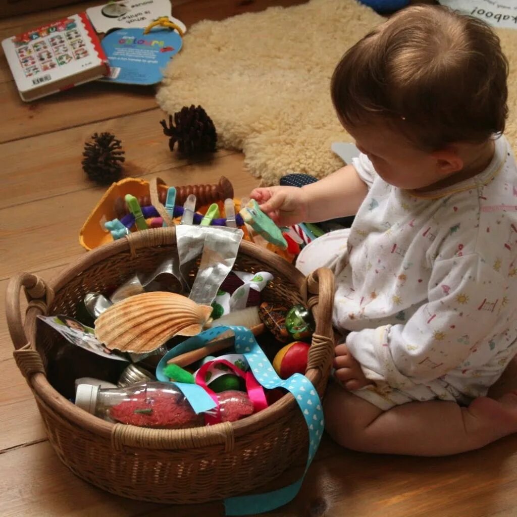 Во что можно поиграть дома девочкам. Сенсорные игрушки для детей. Сенсорные коробки для детей раннего возраста. Сенсорные игры. Интересные игрушки для развития.