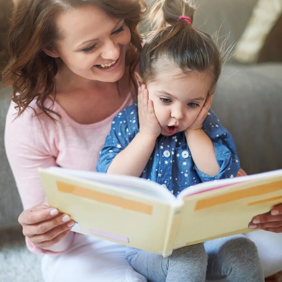 Мама читает дочке книгу. Книги для детей. Чтение для детей. Ребенок читает книгу. Чтение сказок.