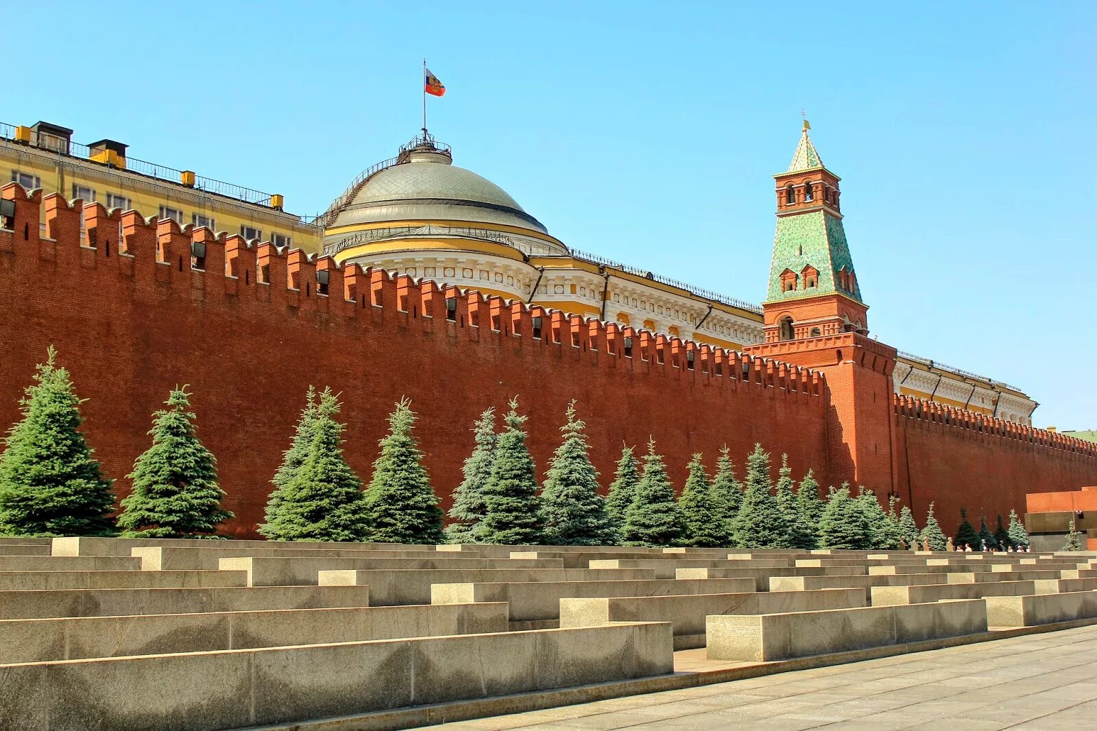 Сенатская башня Московского Кремля. Кремлевская стена Москва. Стены Кремля в Москве. У кремлевской стены.