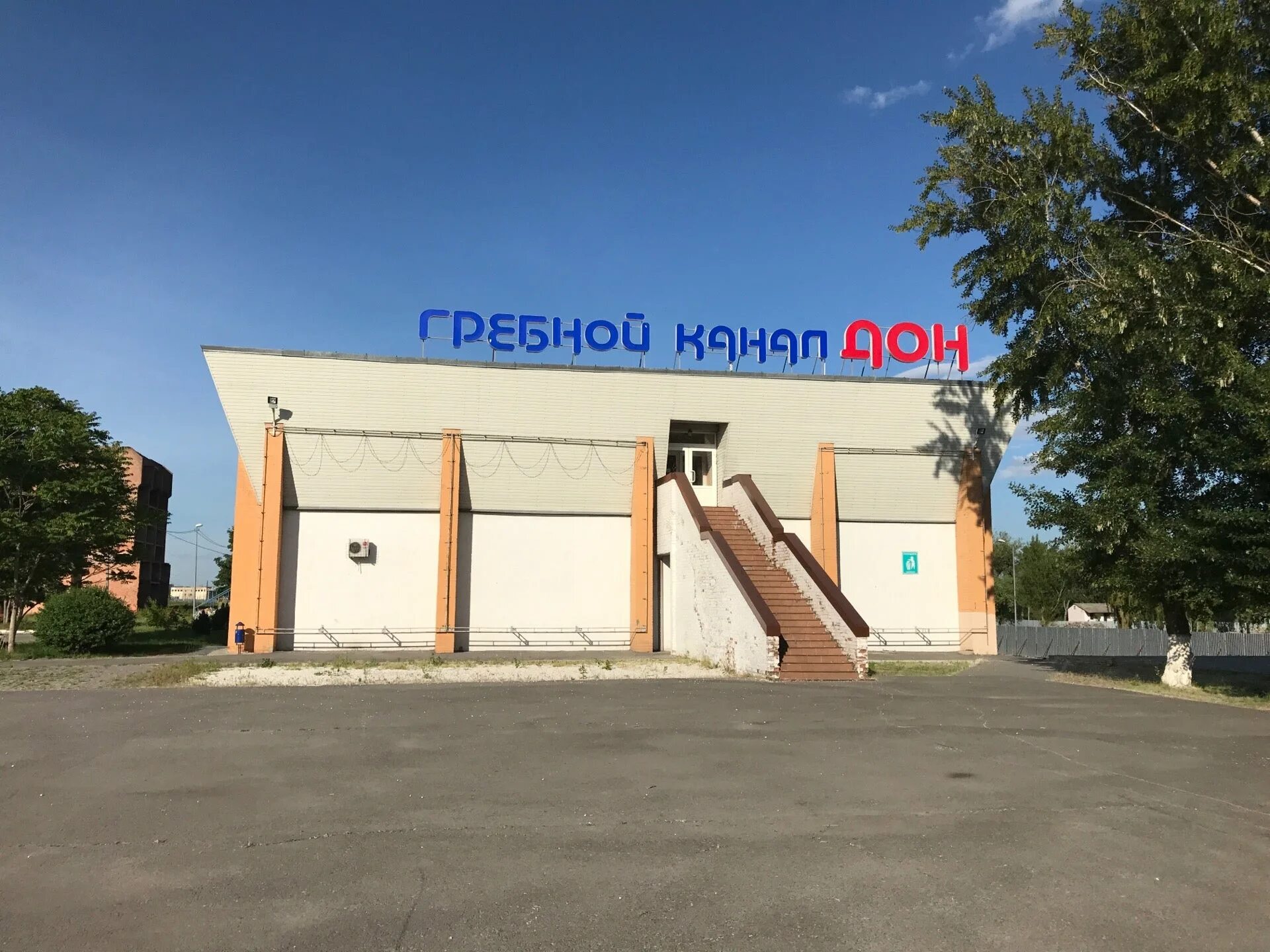 Пойменная 2а ростов на дону. Мегамаг ростов-на-дону магазины одежды. Пойменная, д. Склад м видео ростов на дону. Пойменная 1.