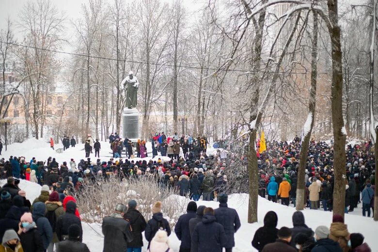 Митинг иванова. Митинг Иваново. Митинг 23 января 2018 Иваново. Памятник Фрунзе в Иваново. Митинг в Иваново на площади революции.