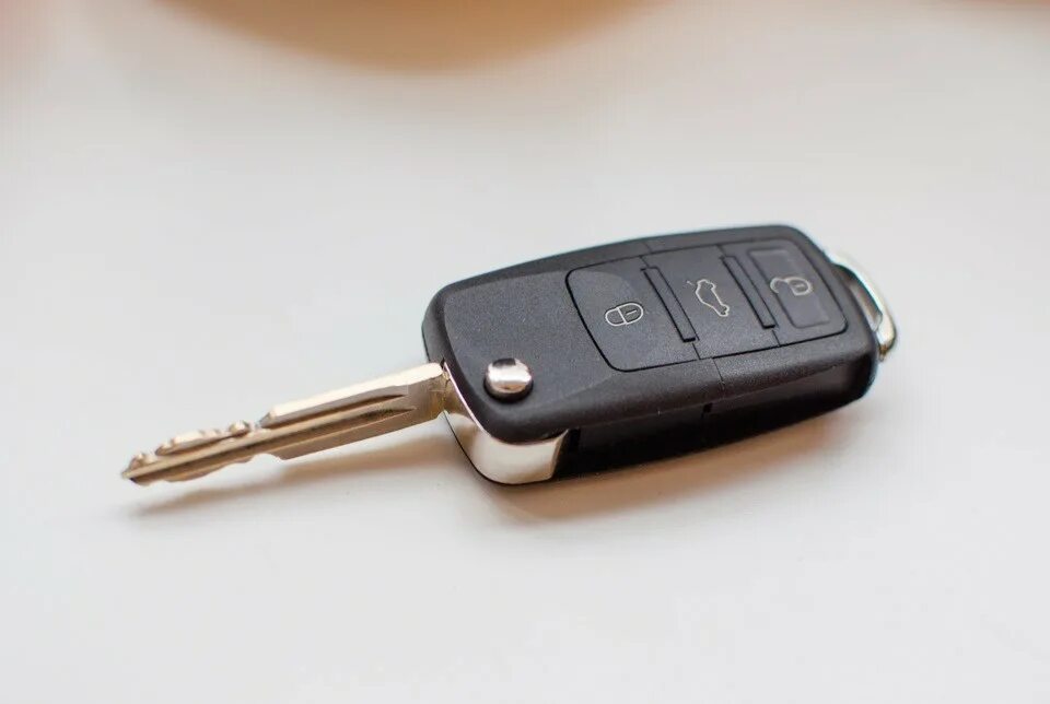 Ключ для автомобиля. Выкидной ключ мини Купер. Volkswagen брелок без выкидного ключа. Сигнализация с выкидным ключом на ВАЗ. Выкидной ключ с чипом для Датсун.