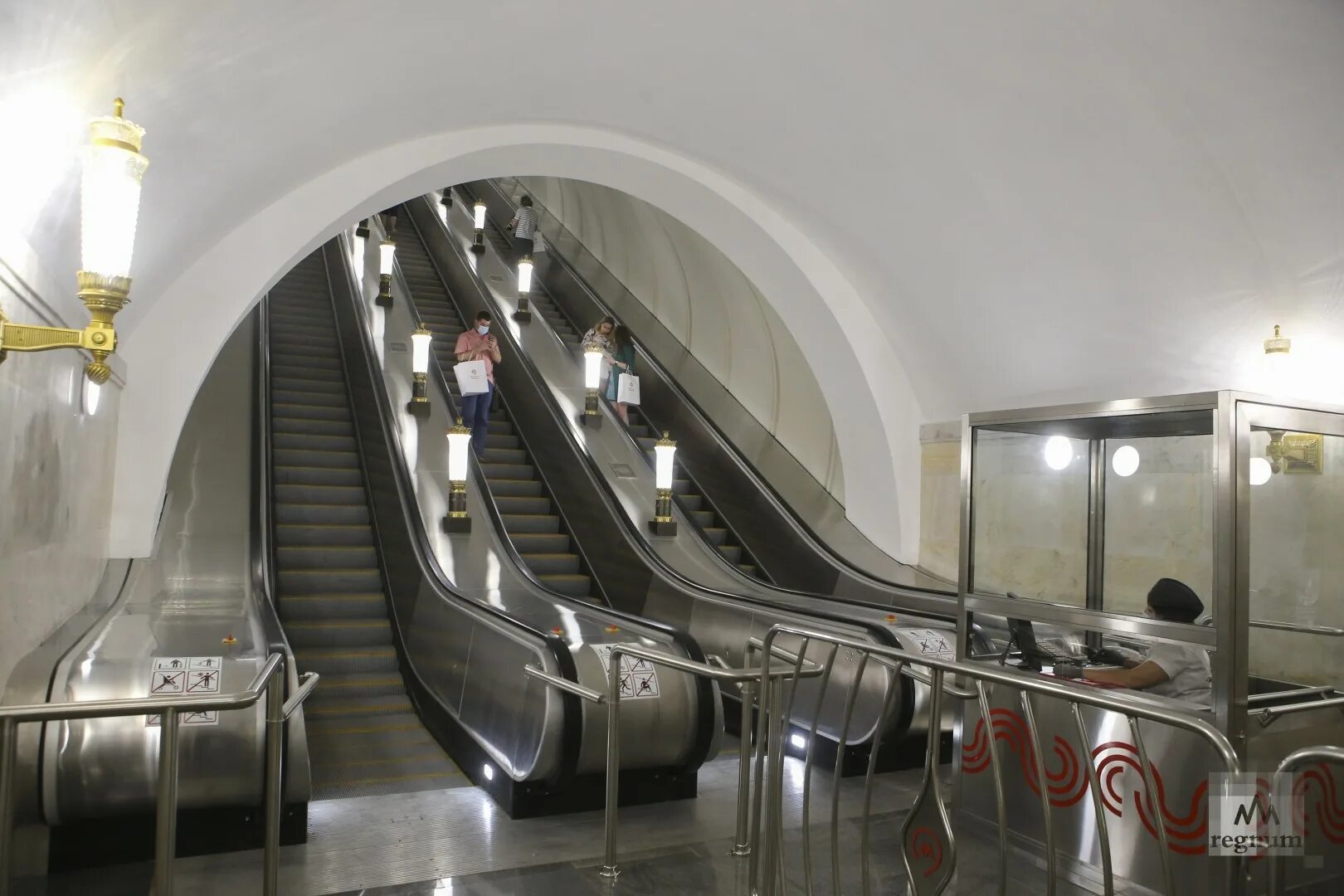 Станция метро адмиралтейская. Метро санкт-петербурга. Станция метро смоленская арбатско-покровской. Вестибюль станции метро пушкинская москва. Станция смоленская эскалатор.