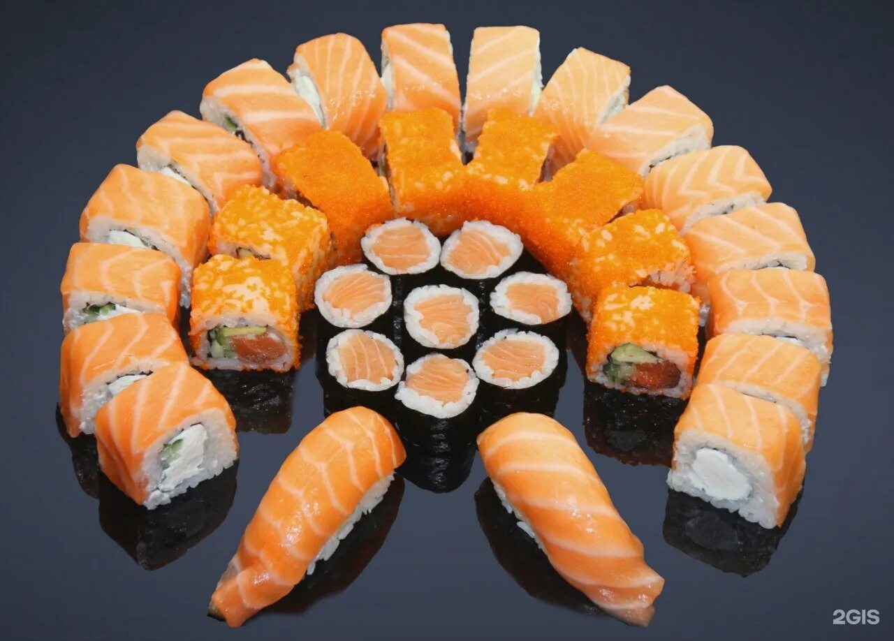 Роллы арсеньев. Роллы арсеньев. Сеты роллы филадельфия с калифорнией. Роллы в плавске на победе сеты. Сет с лососем.