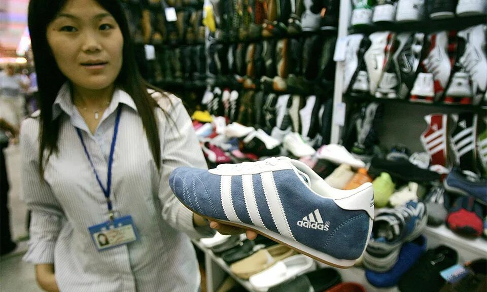 Китайские кроссовки адидас. Fake adidas. Китайская фабрика кроссовки. Китайские кроссовки с рынка. Китайский адидас