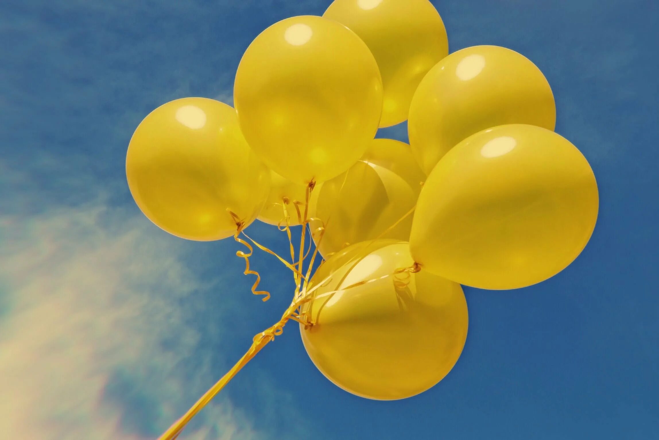 Воздушные шары весной. Желтый шарик. Воздушные шары. Желтый воздушный шар. Желтые воздушные шары.