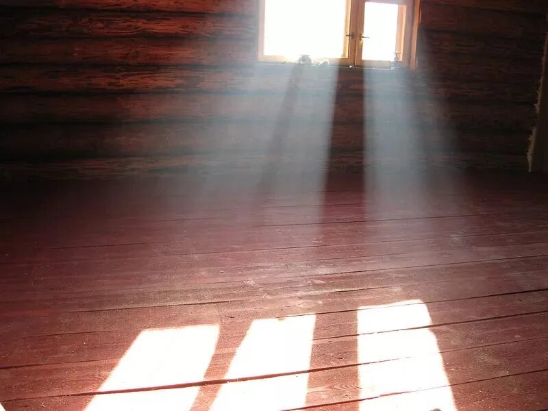 Зайчик солнечный в окно. Солнечные блики в комнате. Луч света в комнате. Свет из окна. Лучи солнца в комнате.