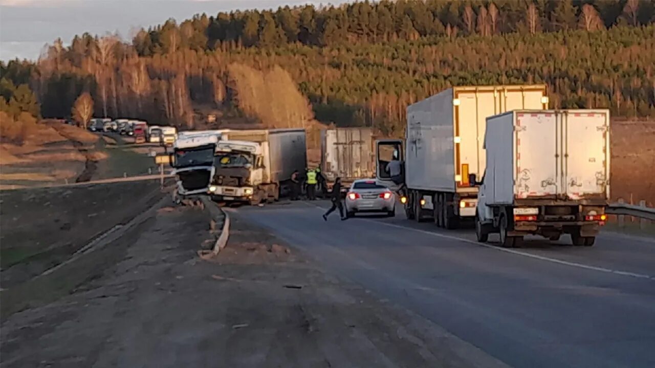 Авария на трассе м5 Уфа Челябинск сегодня. Грузовик на трассе. Фура на трассе. Трасса м5. Авария на м5 сегодня челябинская