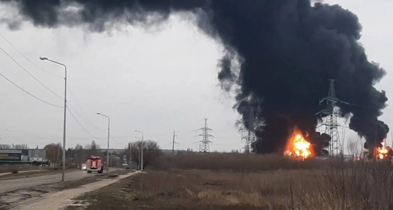 Где в курске горела нефтебаза. Пожар на нефтебазе в Белгороде. Пожар нефтебазы в Белгороде 2022. Атака на нефтебазу в Белгороде. Белгород Нефтебаза после пожара.
