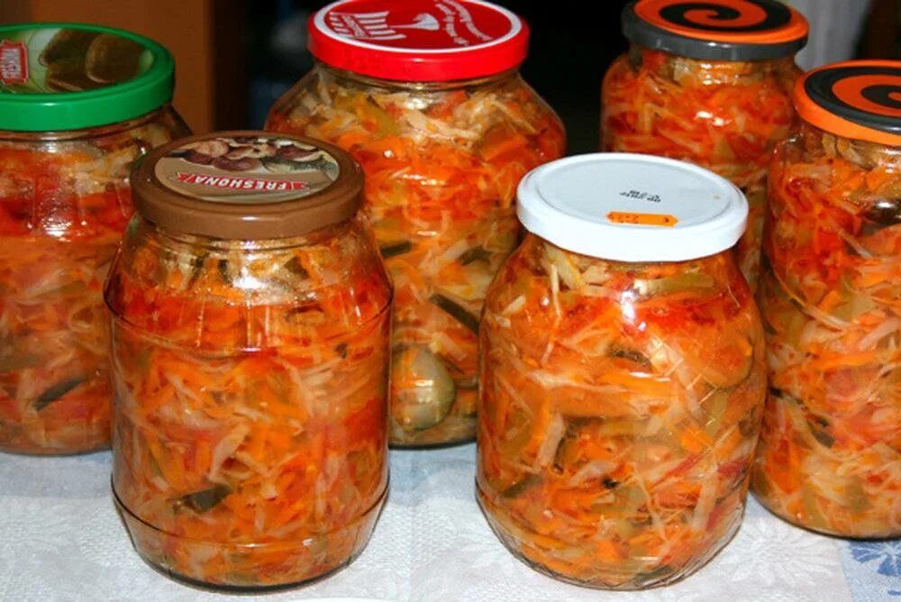 Морковь с луком на зиму. Салат кубанский с капустой на зиму. кубанский салат зиму кубанский. салат охотничий на зиму. грибная солянка на зиму с капустой.