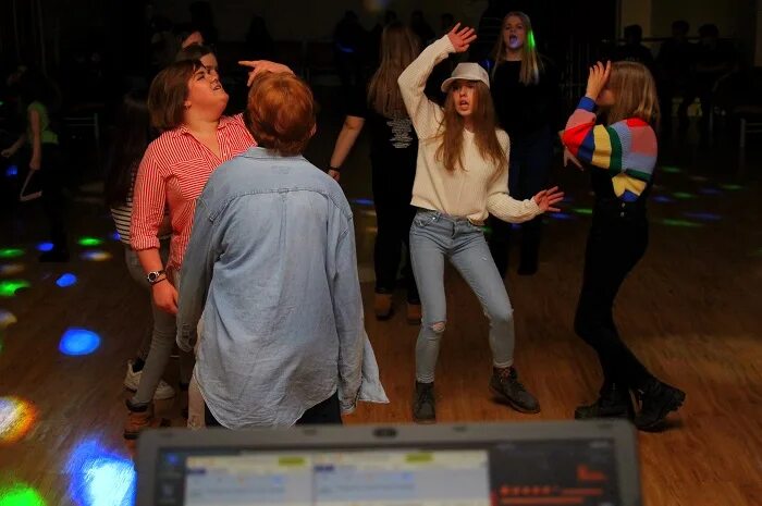 Песня в дк дискотека. Дискотека 80-90. Весенняя дискотека. Дискотека ссср 5. Сегодня в дк дискотека.