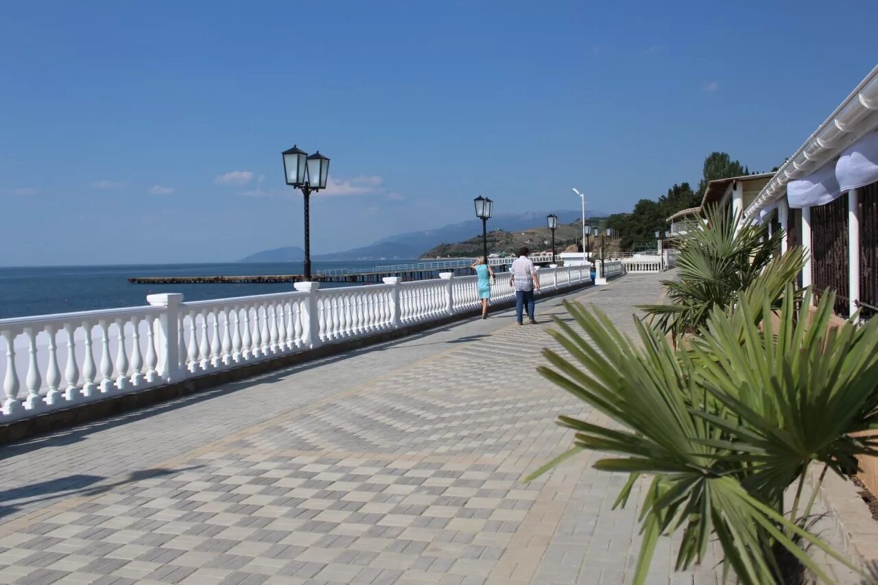 Алушта улица набережной. Малореченское Крым набережная. Набережная в Малореченском Крым. Малореченское Крым набережная 2022. Алушта Малореченское.