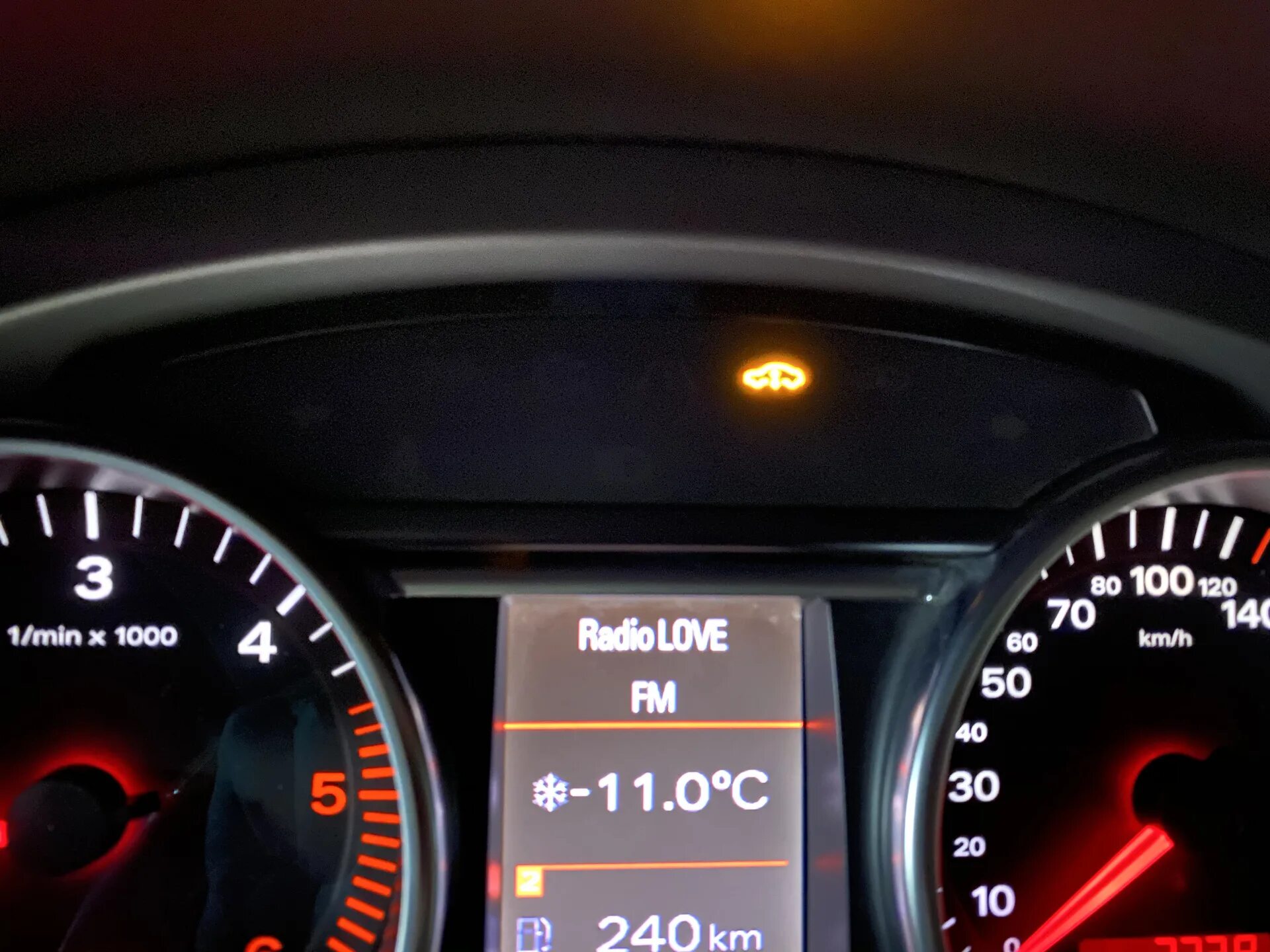 Горит ауди q7. Ошибка 02645 audi q7. q7 пневма. 02645 клапаны регулирования дорожного просвета ауди q7. audi q7 ошибка пневмоподвески.